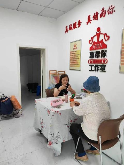 惠莉代表在“惠帮你”工作室接待居民.jpg