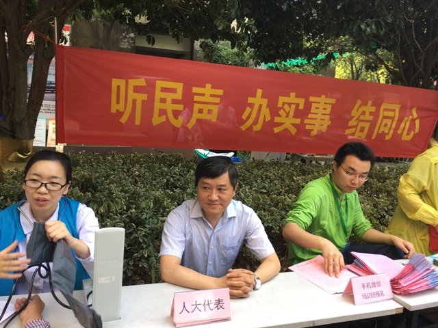 李伟代表走进原选区开展选民接待和便民医疗服务活动.JPG
